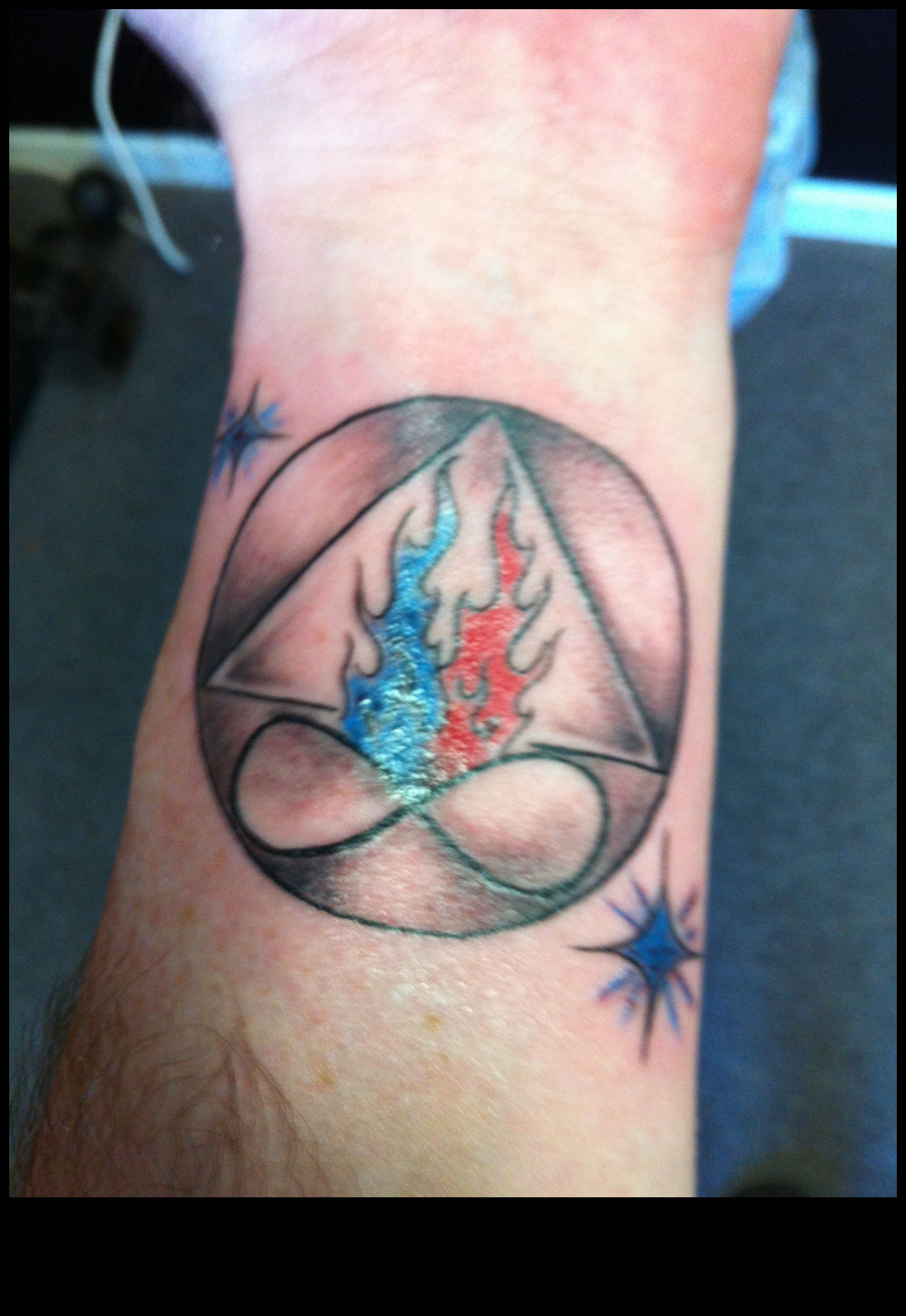 Flăcări gemene: aprinderea pasiunii cu tatuaje de cuplu potrivite