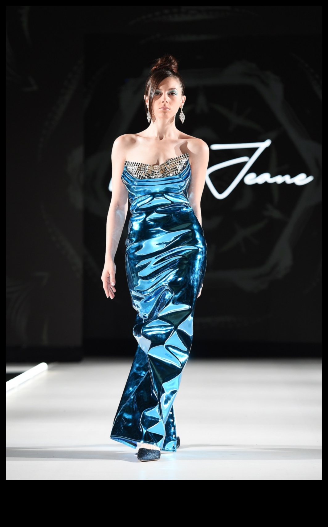 Nopți cu neon: nuanțe electrice luminează hainele de seară