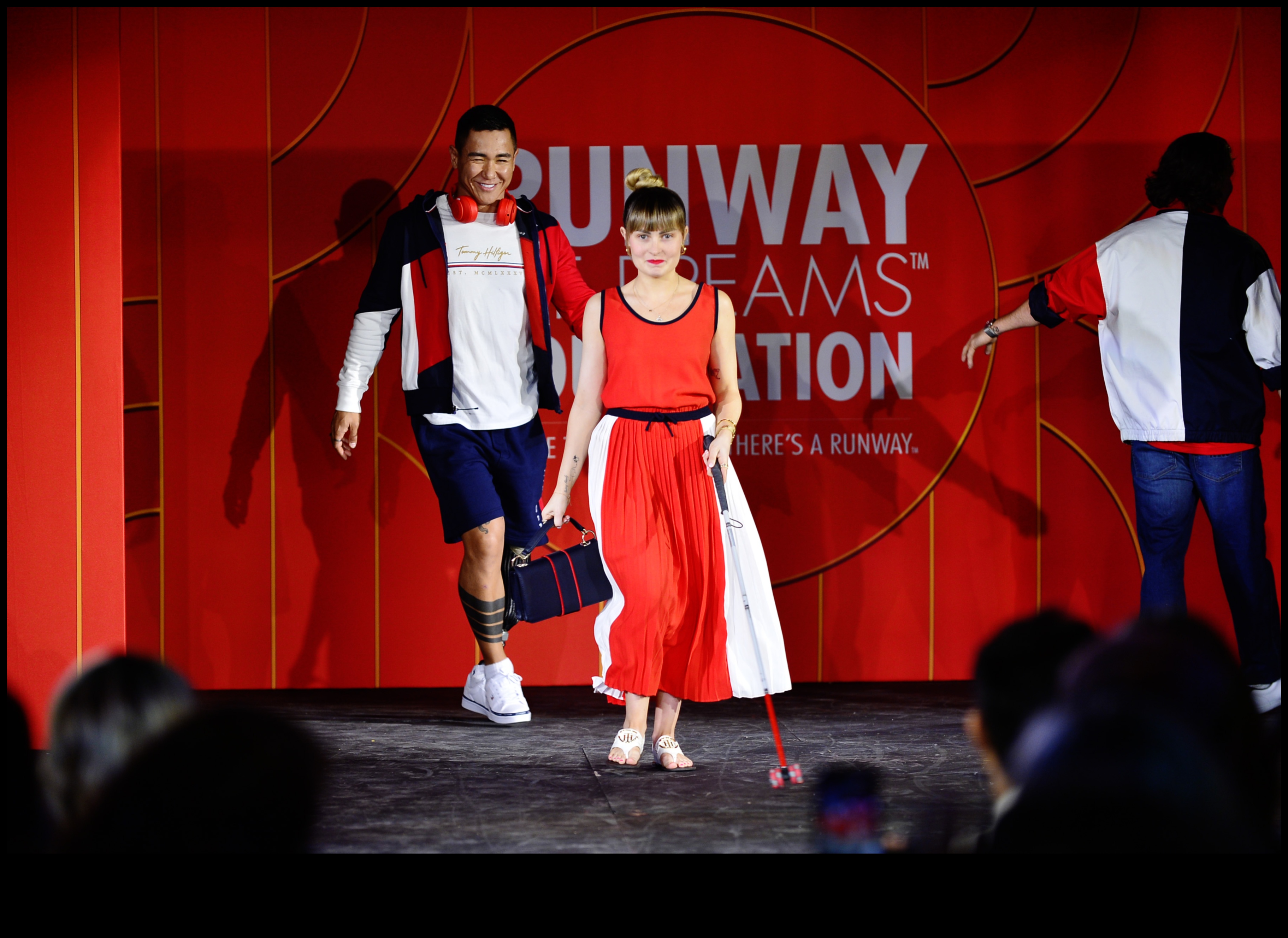 Runway Reverie Redux: Revizuirea viselor în limbajul îmbrăcămintei