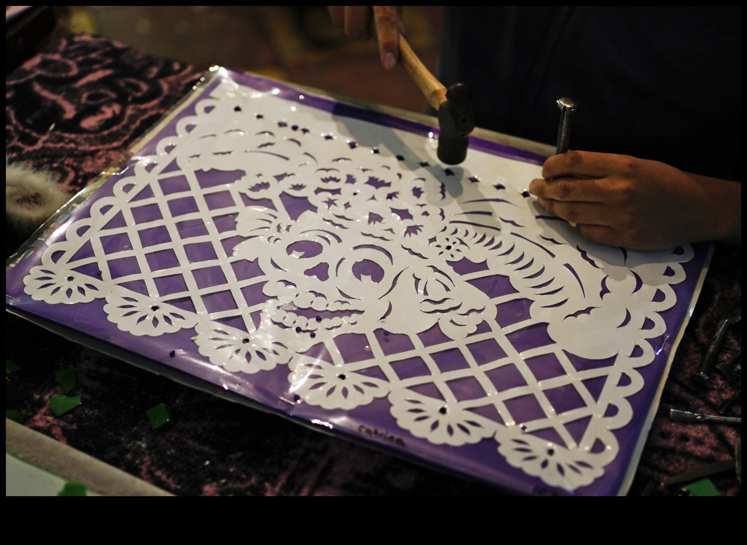Explorând Papel Picado: Tăierea tradițională a hârtiei mexicane