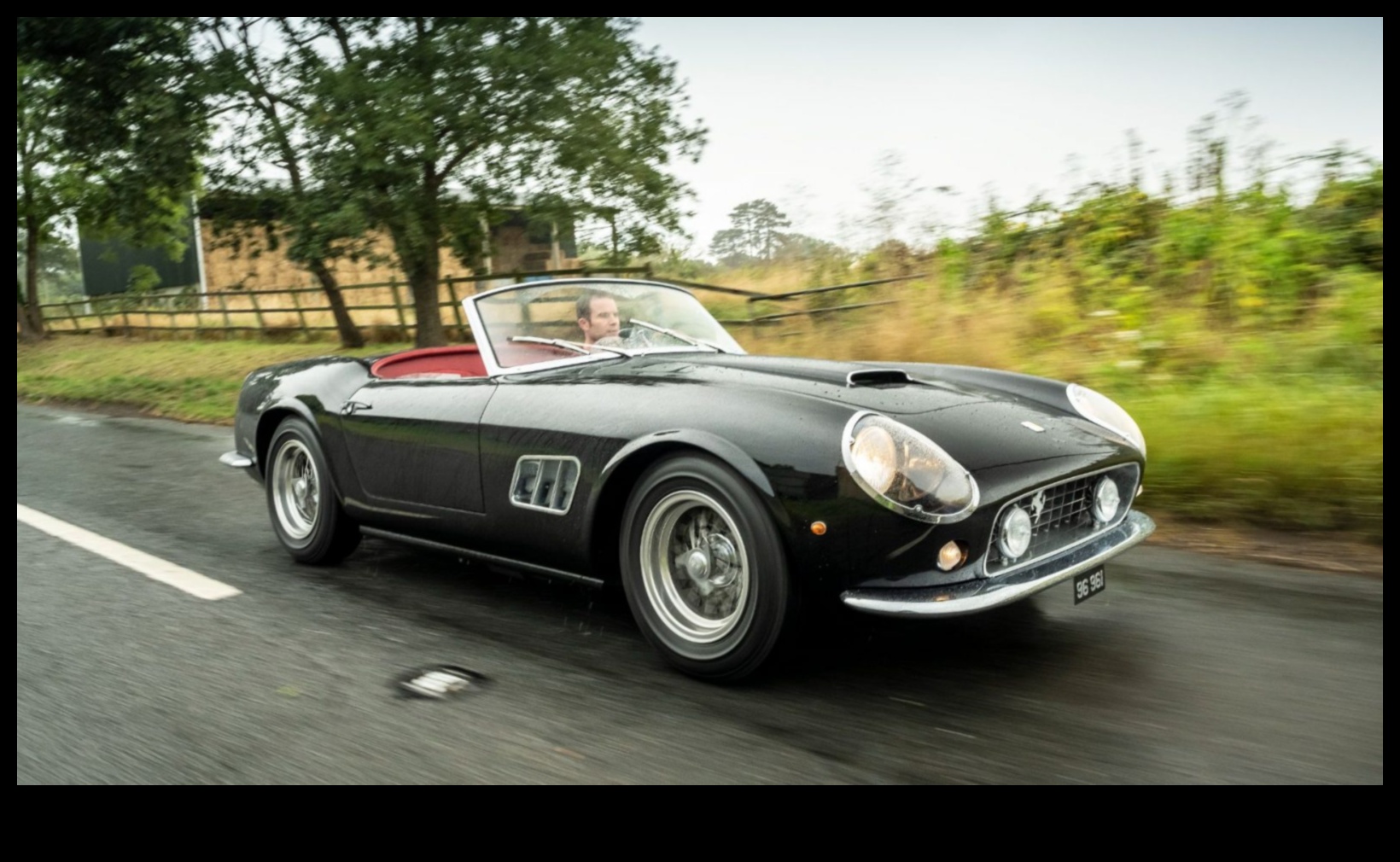 Eleganță convertibilă: alura atemporală a mașinilor sport de sus în jos