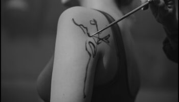 Micro Magic: Descoperiți arta din spatele cernelii minimaliste