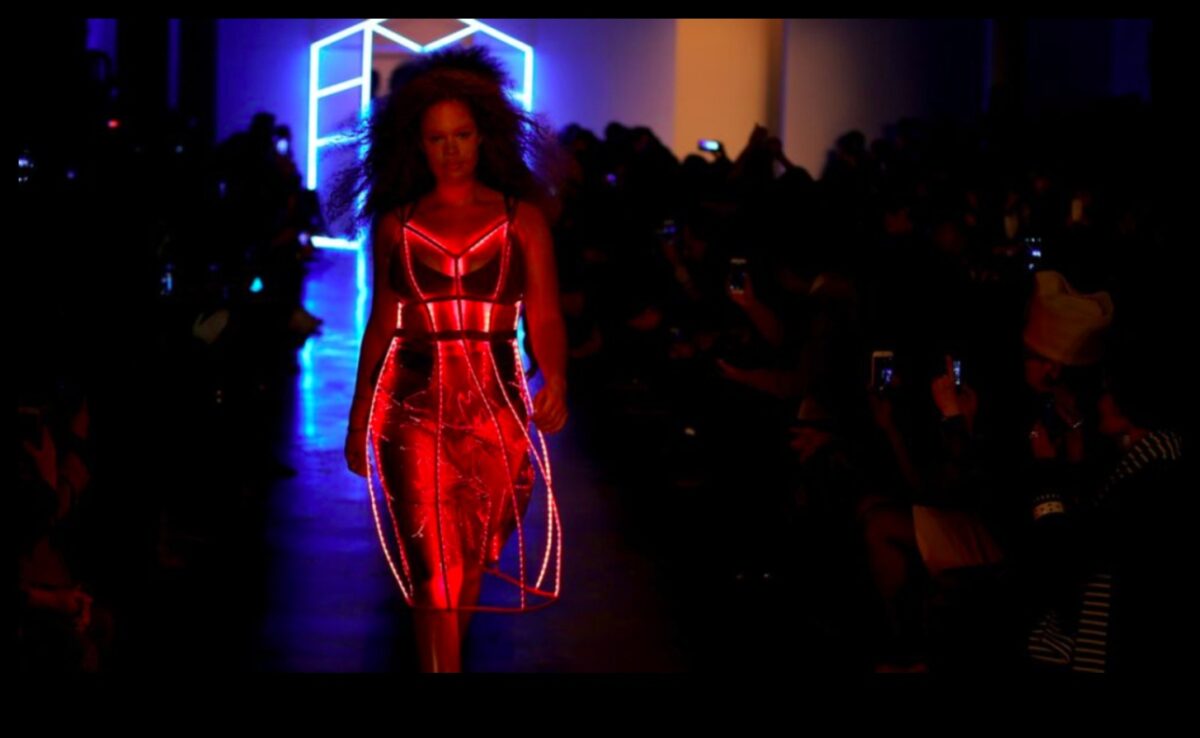 Nopți cu neon: nuanțe electrice luminează hainele de seară