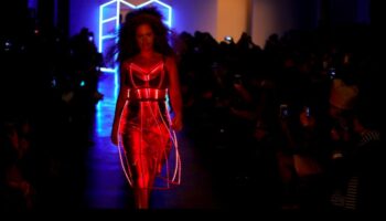 Nopți cu neon: nuanțe electrice luminează hainele de seară